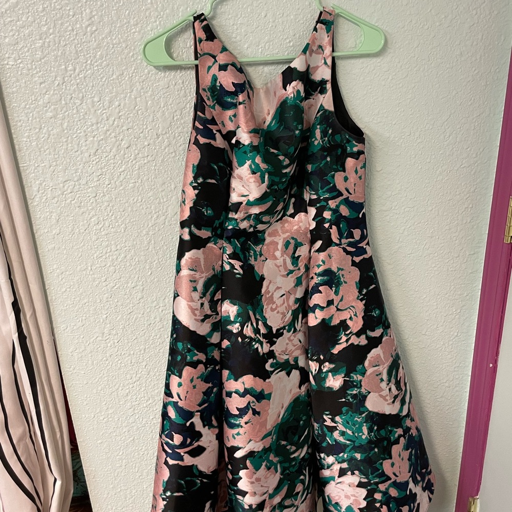 Adrianna Papell Pink Floral dress size 8. Very good condition